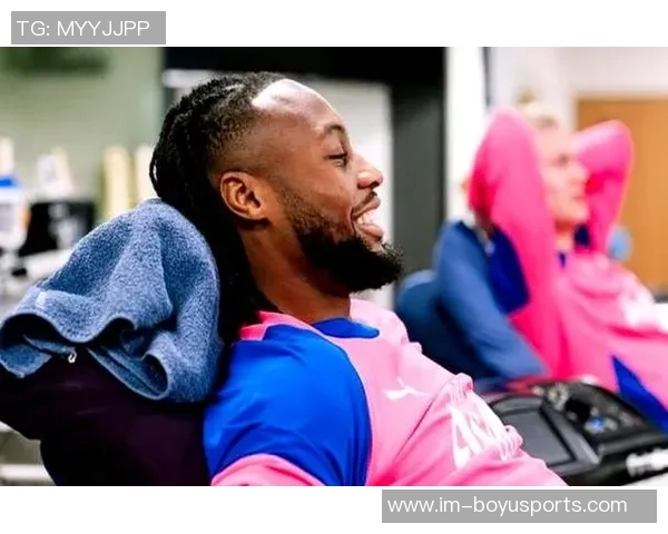 曼城新援塞梅尼奥首秀在即队友福登和B席热情欢迎 曼城新援塞梅尼奥首秀在即队友福登和B席热情欢迎